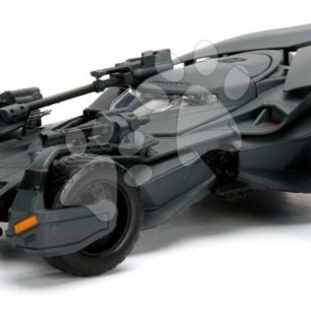 Kisautó Batmobil Justice League Jada fém nyitható pilótafülkével és Batman figurával hossza 22,5 cm 1:24 kép