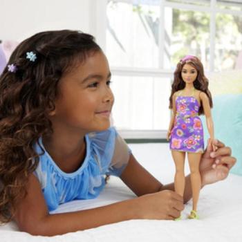 Barbie fashionista barátnők virágos lila ruhában kép