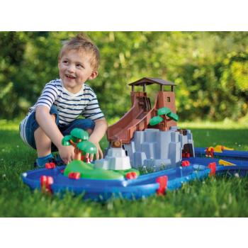 Vízi pálya Adventure Land AquaPlay kalandok a vízesés alatt a hegyi toronyban és vízágyúval a szigeten kép