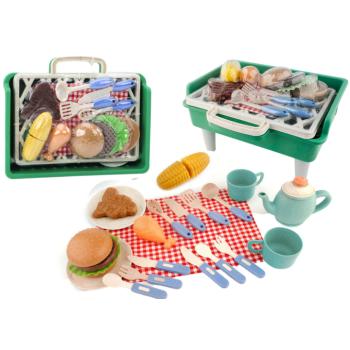Grillkészlet ételekkel, evőeszközökkel, tányérokkal és csészékkel kép