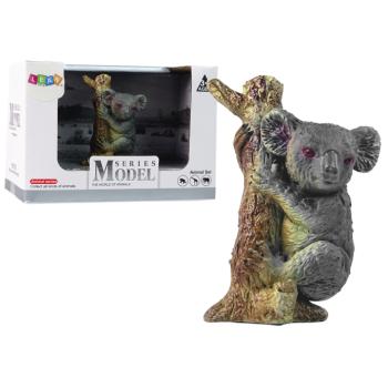 Koala figura egy fán