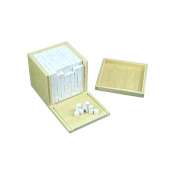 Kocka alakú doboz több ezer kis kockával (1x1x1 cm) kép